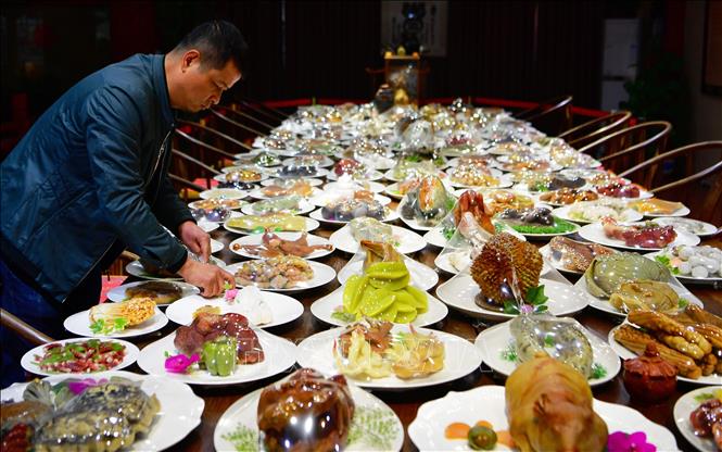 Trong ảnh: Bàn yến tiệc được làm bằng đá quý trưng bày tại triển lãm đá ở Phúc Châu ngày 1/2/2019. Ảnh: THX/TTXVN