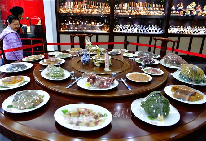 Trong ảnh: Bàn yến tiệc được làm bằng đá quý trưng bày tại triển lãm đá ở Phúc Châu ngày 1/2/2019. Ảnh: THX/TTXVN