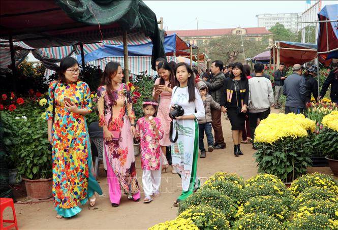 Trong ảnh: Người dân thành phố Nam Định đi chợ hoa xuân. Ảnh: Văn Đạt - TTXVN