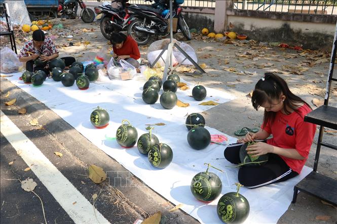Trong ảnh : Những gian hàng bán dưa hấu được khắc chữ thư pháp tại chợ dưa thành phố Cao Lãnh.
Ảnh : Nguyễn Văn Trí - TTXVN