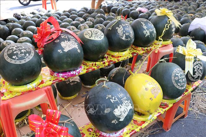 Trong ảnh : Gian hàng bán dưa hấu được khắc chữ bằng máy tính tại chợ dưa thành phố Cao Lãnh.
Ảnh : Nguyễn Văn Trí - TTXVN