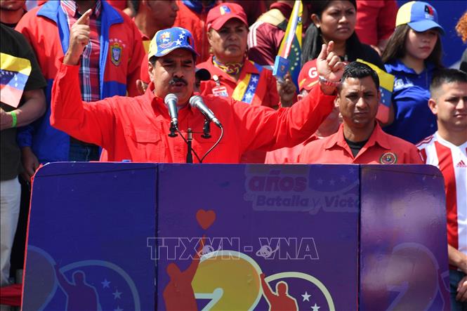 Trong ảnh: Tổng thống Venezuela Nicolas Maduro (giữa) phát biểu trước những người ủng hộ trong cuộc mít tinh kỉ niệm 20 năm cuộc Cách mạng Bolivar, do cố Tổng thống Hugo Chavez khởi xướng, ở Caracas ngày 2/2/2019. Ảnh: AFP/TTXVN
