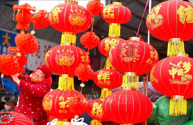 Trong ảnh: Đồ trang trí trong dịp Tết Kỷ Hợi được bày bán tại chợ ở tỉnh Sơn Đông, Trung Quốc. Ảnh: THX/TTXVN