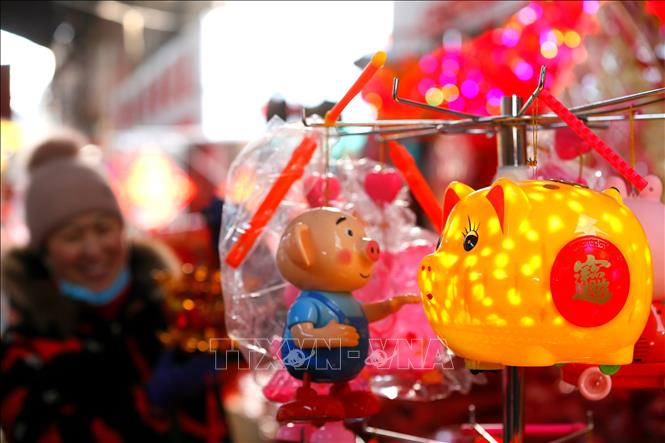 Trong ảnh: Đồ trang trí trong dịp Tết Kỷ Hợi được bày bán tại chợ ở tỉnh Sơn Đông, Trung Quốc. Ảnh: THX/TTXVN