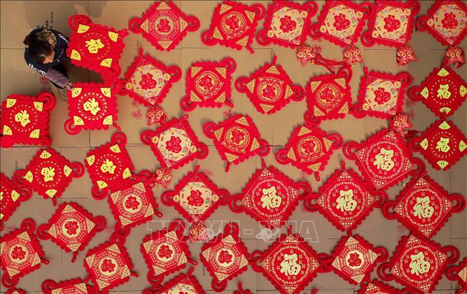 Trong ảnh: Đồ trang trí chuẩn bị cho Tết Kỷ Hợi tại một cơ sở làm đồ thủ công ở tỉnh Hà Bắc, Trung Quốc. Ảnh: THX/TTXVN