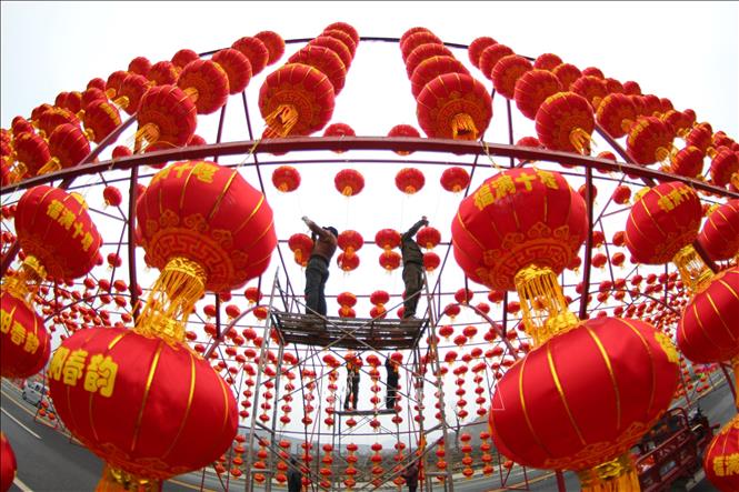 Trong ảnh: Người dân treo đèn lồng đón Tết Nguyên đán Kỷ Hợi tại thành phố Thập Yển, tỉnh Hồ Bắc, Trung Quốc, ngày 31/1/2019. Ảnh: THX/ TTXVN