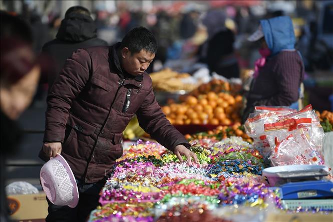 Trong ảnh: Người dân chọn mua bánh kẹo để chuẩn bị cho Tết Nguyên đán tại chợ ở Ngân Xuyên, khu tự trị Ninh Hạ, Trung Quốc, ngày 1/2/2019. Ảnh: THX/ TTXVN