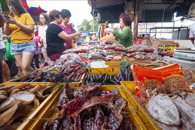 Trong ảnh: Người dân mua thực phẩm để chuẩn bị cho Tết Nguyên đán tại chợ ở Taman Muda, Selangor, Malaysia ngày 1/2/2019. Ảnh: THX/ TTXVN