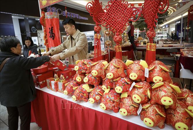 Trong ảnh: Người dân mua đồ trang trí để chuẩn bị cho Tết Nguyên đán tại Richmond, Canada, ngày 30/1/2019. Ảnh: THX/ TTXVN