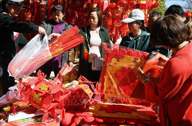 Trong ảnh: Người dân mua đồ trang trí trong dịp Tết Nguyên đán tại tỉnh Vân Nam, Trung Quốc, ngày 3/2/2019. Ảnh: THX/ TTXVN