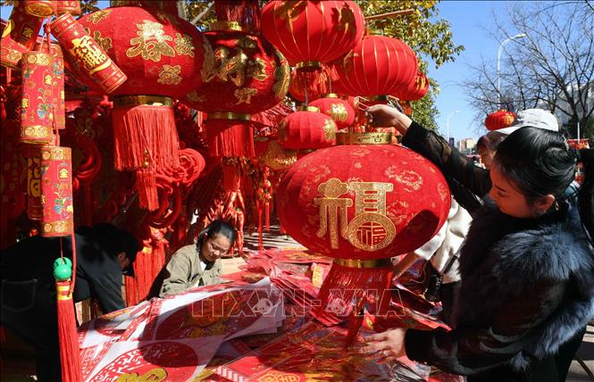 Trong ảnh: Người dân mua đồ trang trí trong dịp Tết Nguyên đán tại tỉnh Vân Nam, Trung Quốc, ngày 3/2/2019. Ảnh: THX/ TTXVN