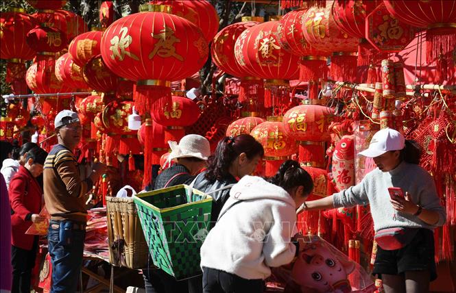 Trong ảnh: Người dân mua đồ trang trí trong dịp Tết Nguyên đán tại tỉnh Vân Nam, Trung Quốc, ngày 3/2/2019. Ảnh: THX/ TTXVN