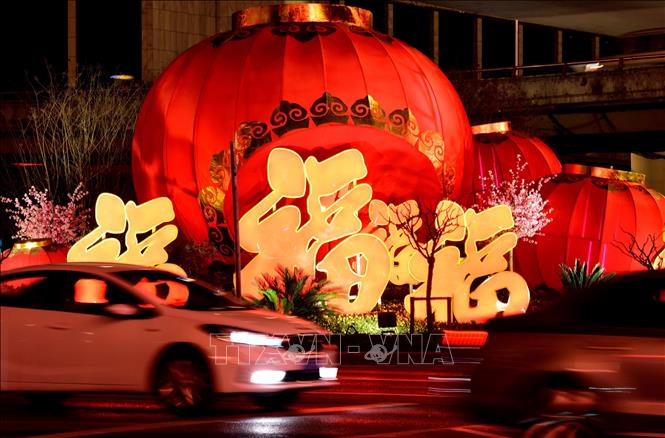Trong ảnh: Đèn lồng được thắp sáng rực rỡ để chào đón Tết Nguyên đán tại Trịnh Châu, tỉnh Hà Nam, Trung Quốc, ngày 3/2/2019. Ảnh: THX/ TTXVN