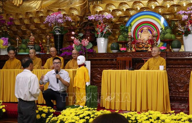Trong ảnh: Tiến sỹ, Kỹ sư Nguyễn Bá Hải hướng dẫn người dân đặt câu hỏi về Phật pháp cho chú tiểu Giác Ngộ 4.0. Ảnh: Xuân Khu-TTXVN