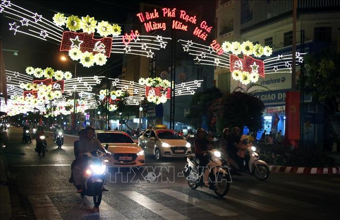 Trong ảnh: Đèn hoa tại đường Lạc Hồng, TP. Rạch Giá (Kiên Giang) trong đêm Giao thừa. Ảnh: Lê Huy Hải - TTXVN