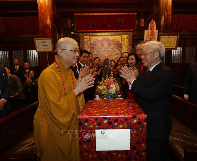 Trong ảnh : Tổng Bí thư, Chủ tịch nước Nguyễn Phú Trọng tặng Hòa Thượng Thích Thanh Nhã quà Tết. Ảnh : Trí Dũng – TTXVN