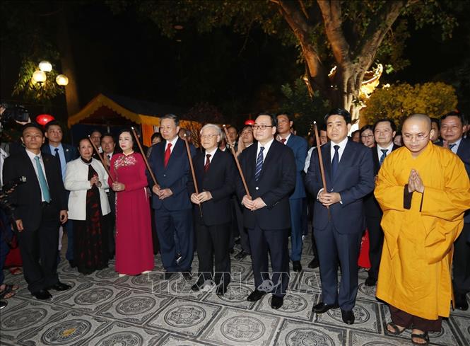 Trong ảnh : Tổng Bí thư, Chủ tịch nước Nguyễn Phú Trọng và các đại biểu dâng hương tại chùa Trấn Quốc, quận Tây Hồ. Ảnh : Trí Dũng – TTXVN