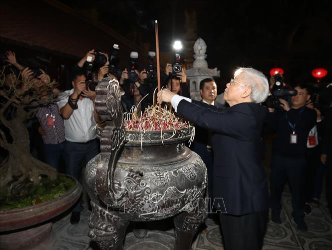 Trong ảnh : Tổng Bí thư, Chủ tịch nước Nguyễn Phú Trọng dâng hương tại chùa Trấn Quốc. Ảnh : Trí Dũng – TTXVN
