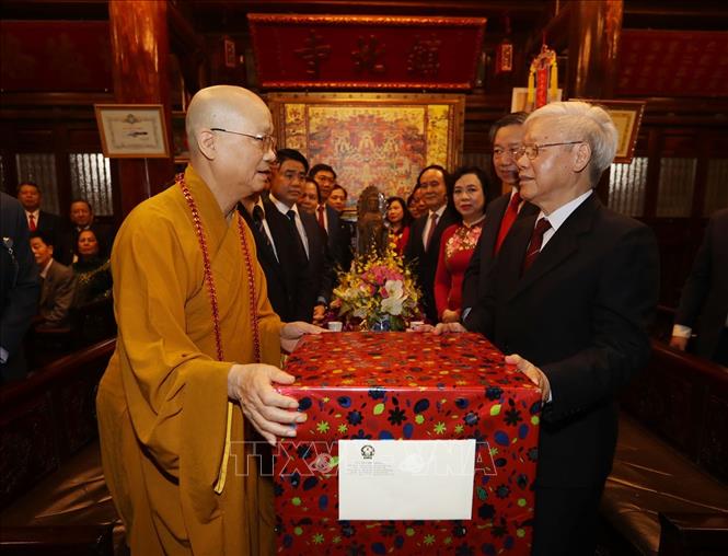  Trong ảnh : Tổng Bí thư, Chủ tịch nước Nguyễn Phú Trọng tặng Hòa Thượng Thích Thanh Nhã quà Tết. Ảnh : Trí Dũng – TTXVN