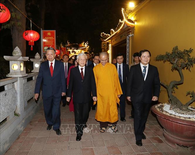 Trong ảnh : Tổng Bí thư, Chủ tịch nước Nguyễn Phú Trọng và các đại biểu thăm chùa Trấn Quốc. Ảnh : Trí Dũng – TTXVN
