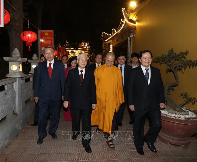 Trong ảnh : Tổng Bí thư, Chủ tịch nước Nguyễn Phú Trọng và các đại biểu thăm chùa Trấn Quốc. Ảnh : Trí Dũng – TTXVN