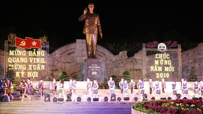 Trong ảnh: Cồng chiêng, múa xoang là món ăn tinh thần không thể thiếu trong các ngày lễ, Tết của các dân tộc thiểu số trên Tây Nguyên. Ảnh: Hồng Điệp - TTVN.
