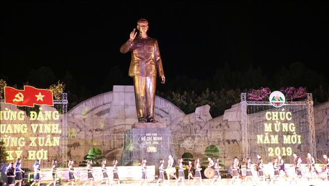 Trong ảnh: Cồng chiêng, múa xoang là món ăn tinh thần không thể thiếu trong các ngày lễ, Tết của các dân tộc thiểu số trên Tây Nguyên. Ảnh: Hồng Điệp - TTVN