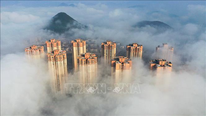 Trong ảnh: Sương mù bao phủ dày đặc tại Đồng Nhân, tỉnh Quý Châu, tây nam Trung Quốc, ngày 22/1/2019. Ảnh: THX/ TTXVN