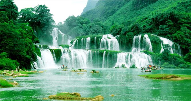 Trong ảnh: Thác Bản Giốc mỗi năm thu hút hơn 30.000 lượt khách du lịch trong và ngoài nước tới tham quan. Ảnh: Phương Hoa - TTXVN