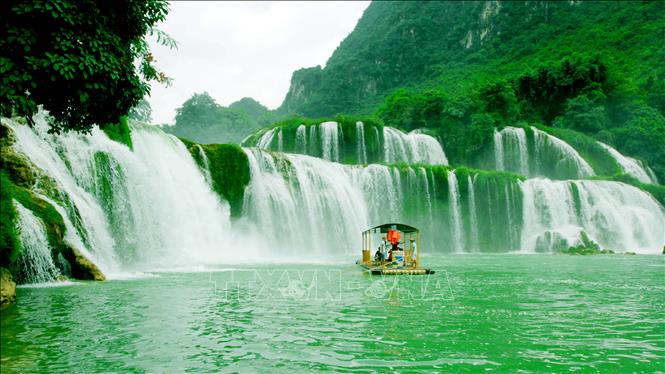 Trong ảnh: Thác có độ cao trên 30 m với nhiều khối nước lớn đổ xuống qua nhiều tầng đá vôi. Ảnh: Phương Hoa - TTXVN