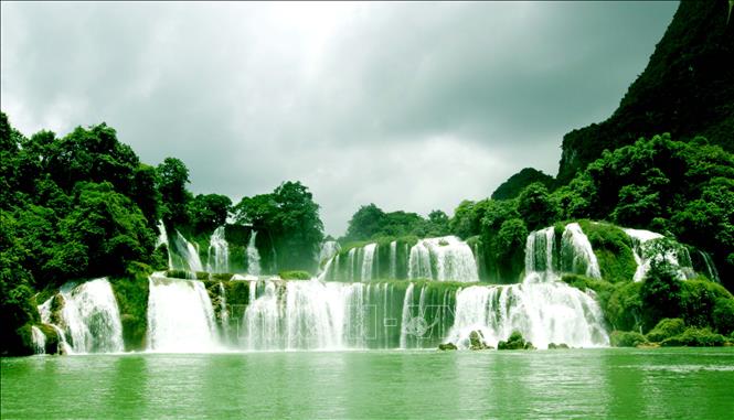 Trong ảnh: Giữa thác có một mô đá rộng phủ đầy cây đã xẻ dòng sông thành 3 luồng nước như ba dải lụa trắng. Ảnh: Phương Hoa - TTXVN