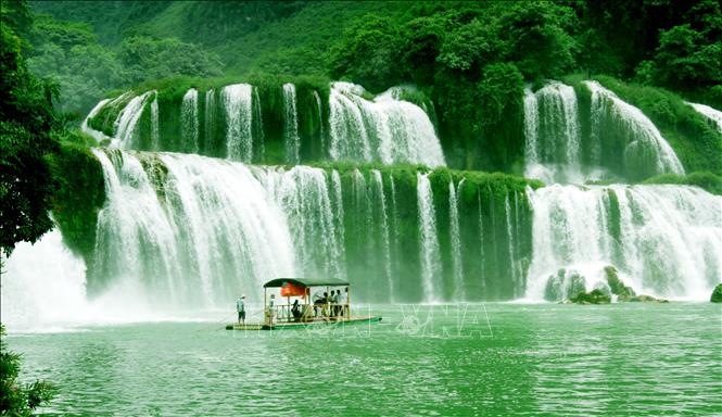 Trong ảnh: Thác có độ cao trên 30 m với nhiều khối nước lớn đổ xuống qua nhiều tầng đá vôi. Ảnh: Phương Hoa - TTXVN