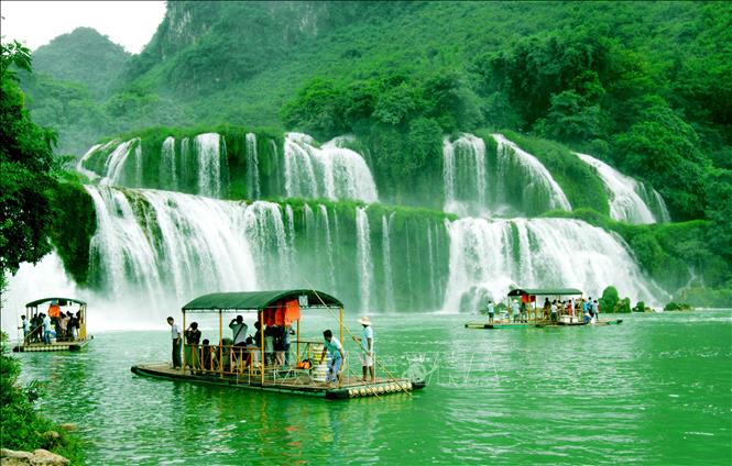 Trong ảnh: Thác Bản Giốc mỗi năm thu hút hơn 30.000 lượt khách du lịch trong và ngoài nước tới tham quan. Ảnh: Phương Hoa - TTXVN