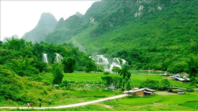 Trong ảnh: Thác Bản Giốc thuộc địa phận xã Đàm Thủy, huyện Trùng Khánh, tỉnh Cao Bằng. Mỗi năm thu hút hơn 30.000 lượt khách du lịch trong và ngoài nước tới tham quan. Ảnh: Phương Hoa - TTXVN
