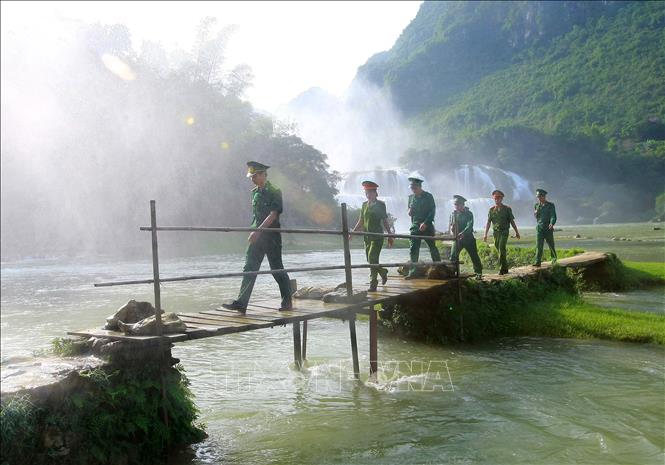 Trong ảnh: Chiến sỹ Công an huyện Trùng Khánh và bộ độ Biên phòng Đàm Thủy phối hợp tuần tra dưới chân thác Bản Giốc. Ảnh: Doãn Tấn - TTXVN