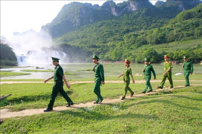 Trong ảnh: Chiến sỹ Công an huyện Trùng Khánh và bộ độ Biên phòng Đàm Thủy phối hợp tuần tra dưới chân thác Bản Giốc. Ảnh: Doãn Tấn - TTXVN