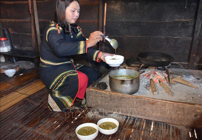 Múc canh bột lá yao sau khi đã nấu hoàn chỉnh ra tô. Ảnh: Hoài Thu – TTXVN.