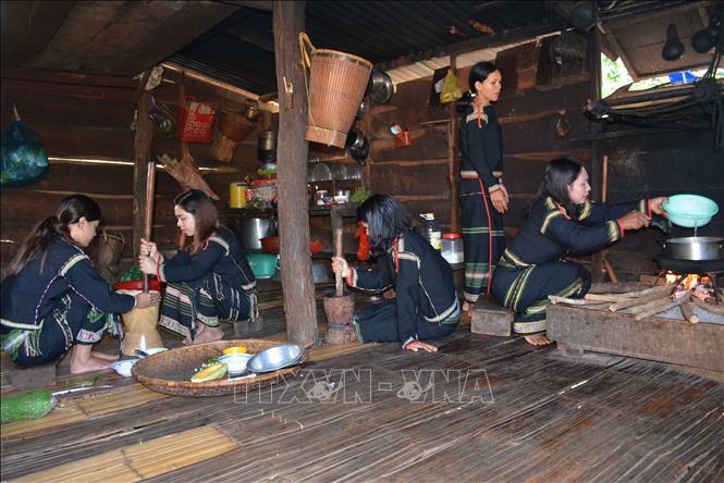 Các cô gái Ê Đê mỗi người một việc để chuẩn bị nguyên liệu nấu món canh bột lá yao. Ảnh: Hoài Thu – TTXVN.