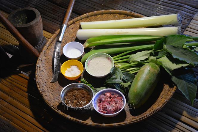 Nguyên liệu để nấu món canh bột lá yao. Ảnh: Hoài Thu – TTXVN.