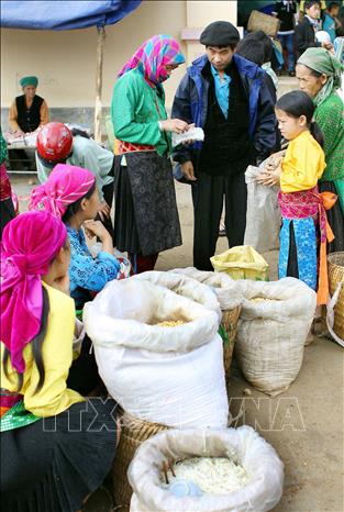Trong ảnh: Chợ phiên - nơi giao lưu, buôn bán của người dân vùng cao nguyên đá Đồng Văn - Mèo Vạc. Ảnh: TTXVN