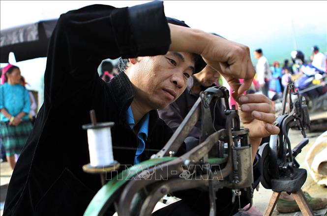 Trong ảnh: Chuẩn bị dụng cụ để hành nghề đóng, sửa giầy tại chợ phiên Đồng Văn. Ảnh: TTXVN