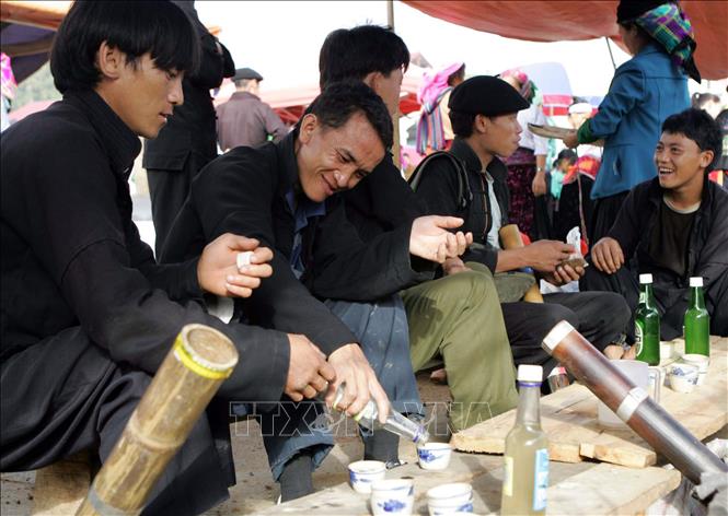 Trong ảnh: Chợ phiên cũng là nơi gặp gỡ của những người bạn. Ảnh: TTXVN