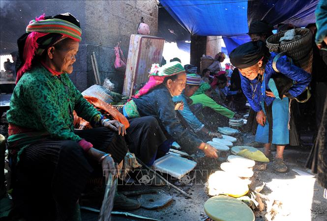 Trong ảnh: Nhiều sản vật truyền thống được người Mông ở Đồng Văn mang đến chợ phiên. Ảnh: TTXVN
