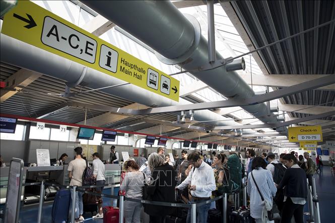 SÂN BAY HEATHROW BẬN RỘN VỚI HÀNG LOẠT MÁY BAY CẤT HẠ CÁNH MỖI GIỜ