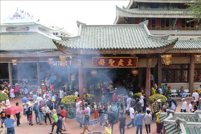 Trong ảnh: Dòng người và xe chen chúc nhau vào Miếu Bà Chúa Xứ Núi Sam xin lộc đầu năm. Ảnh: Công Mạo-TTXVN