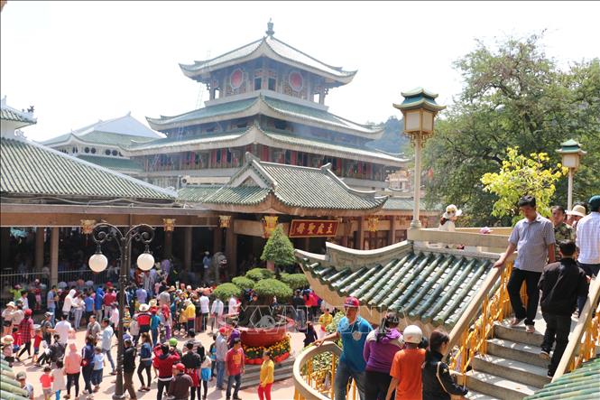 Trong ảnh: Dòng người và xe chen chúc nhau vào Miếu Bà Chúa Xứ Núi Sam xin lộc đầu năm. Ảnh: Công Mạo-TTXVN