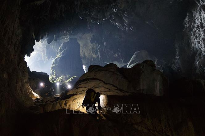 Trong ảnh: Hang Sơn Đoòng còn sở hữu một hệ thống sông ngầm lớn, được hình thành bởi sự giao thoa của 2 con sông. Cuối hang là bức tường đá vôi cao 90 mét, hay còn gọi là “Bức Tường Việt Nam”. Ảnh: TTXVN