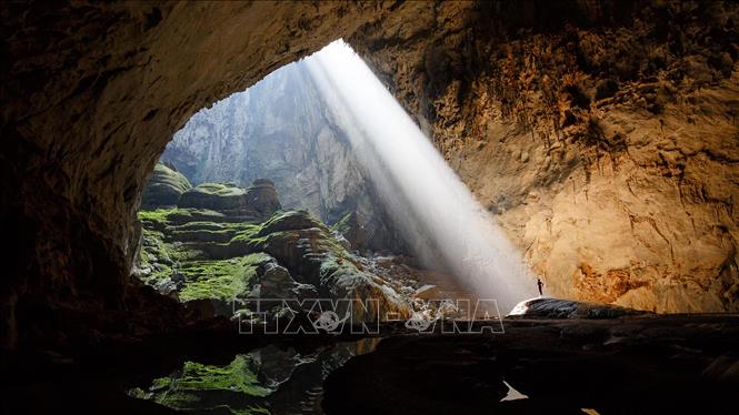 Trong ảnh: Kích thước khổng lồ của hang cũng giúp cho các đám mây hình thành ngay trong hang từ các mạch sông ngầm. Ảnh: TTXVN