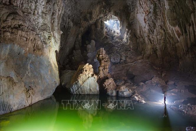 Trong ảnh: Hang Sơn Đoòng còn sở hữu một hệ thống sông ngầm lớn, được hình thành bởi sự giao thoa của 2 con sông. Cuối hang là bức tường đá vôi cao 90 mét, hay còn gọi là “Bức Tường Việt Nam”. Ảnh: TTXVN
