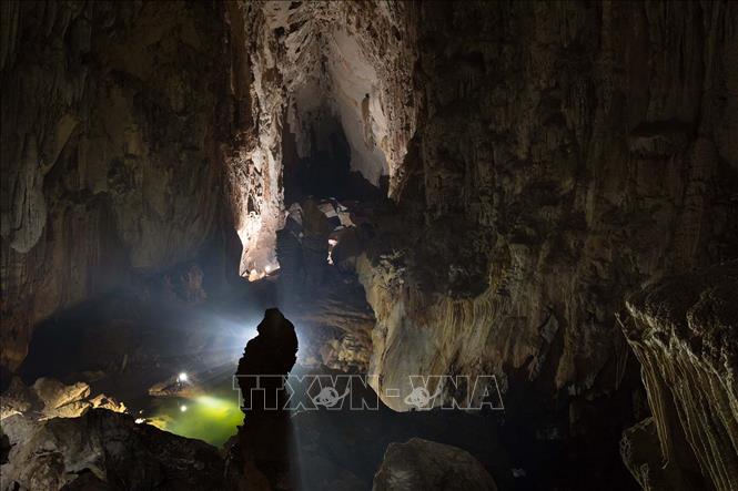 Trong ảnh: Hang Sơn Đoòng còn sở hữu một hệ thống sông ngầm lớn, được hình thành bởi sự giao thoa của 2 con sông. Cuối hang là bức tường đá vôi cao 90 mét, hay còn gọi là “Bức Tường Việt Nam”. Ảnh: TTXVN